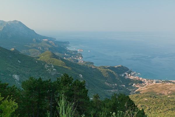 Widok z góry na wschodnią część Budvy i m.in. wyspę Sveti Stefan.