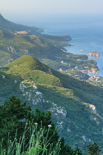 Widok z góry na m.in. wyspę Sveti Stefan.