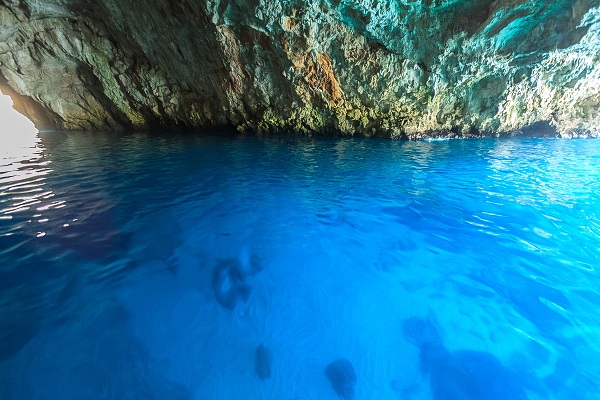 Wnętrze Błękitnej Groty na Zatoce Kotorskiej.