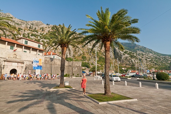 Plac przed wejściem do Starego Miasta w Kotorze.