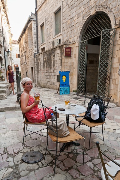 Piwko w Starym Mieście w Kotorze.