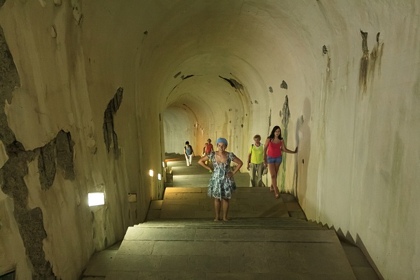 Tunel prowadzący do mauzoleum.