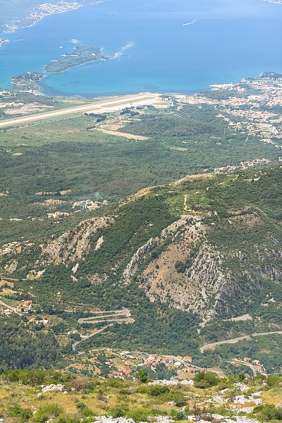 Widok na Zatokę Kotorską i fragment lotniska w Tivat.