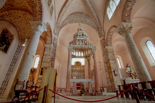 Ołtarz we wnętrzu jednego z kościołów w Kotorze.