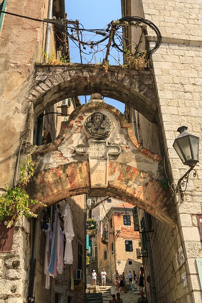 Jedna z bram w Starym Mieście w Kotorze.